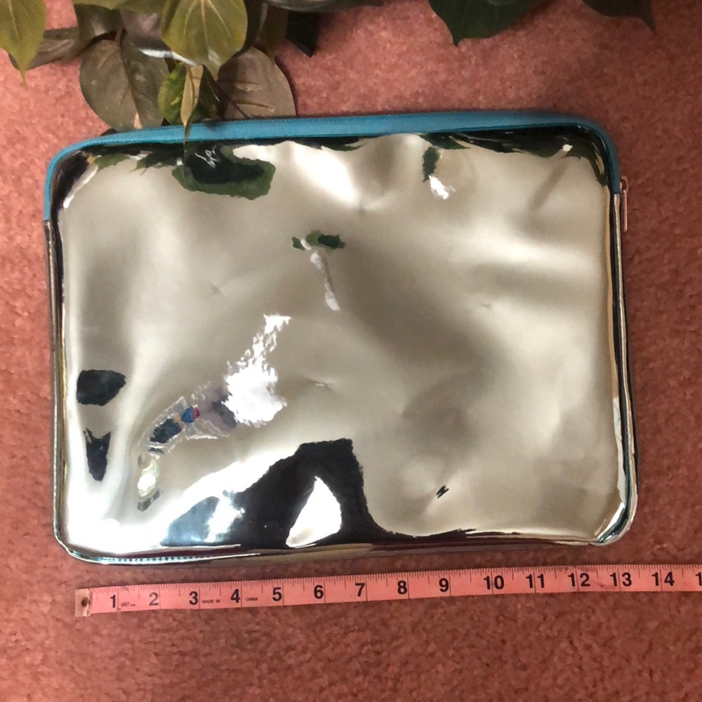 👣 {H&M} Laptop Case in Blue Metallic - Picture 6 of 8
